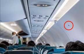ما سبب وجود الملصقات السوداء مثلثة الشكل داخل الطائرات؟