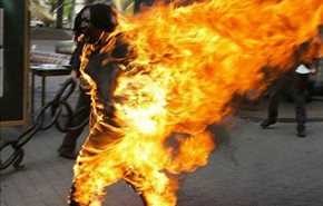 بالفيديو: على طريقة “البوعزيزي” .. ليبي يحرق نفسه ويتحوّل إلى كرة لهب!