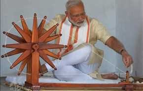 رئيس وزراء الهند يجلس وراء ماكينة الخياطة