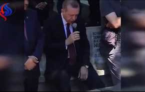 بالفيديو: أردوغان يفاجئ الجميع بتلاوته للقرآن أثناء زيارته لمقبرة!
