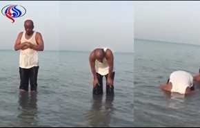فيديو... رجل يصلي في البحر يشعل مواقع التواصل
