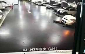 شاهد.. فيديو صادم لسقوط فتاة ودهسها تحت عجلات سيارتها الخاصة !!