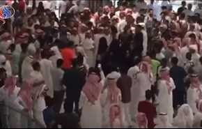 فيديو.. تحرش جماعي بفتيات في مركز تجاري بالسعودية!