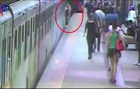 شاهد// فيديو مروع يظهر سيدة علقت على باب المترو وجرها القطار!