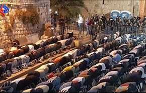 الاف الاشخاص يصلون خارج باحة المسجد الاقصى في القدس