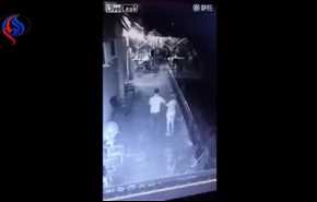 فيديو لرجل يلقي بزوجته من أعلى الشرفة