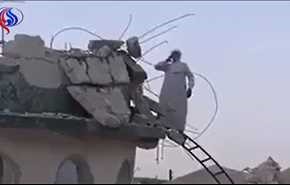 شاهد: مؤذن عراقي يصدح بالأذان من أعلى قُبة مسجد مُدمَّر بالموصل