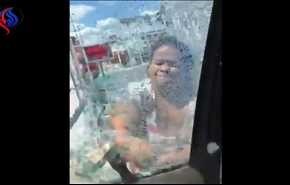 بالفيديو: أم تثير الرعب في قلب طفليها بتحطيم زجاج سيارة صديقها