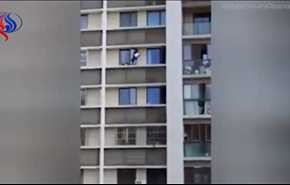 فيديو صادم.. طفلان يلهوان على حافة نافذة بالطابق العاشر