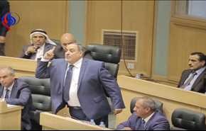 بالفيديو.. وزير داخلية الأردن يبرئ القاتل الإسرائيلي؛ وهكذا رد نواب البرلمان!
