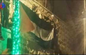 رفع علم فلسطين على باب الأسباط للمسجد الأقصى