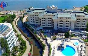 عائلة قطرية تطرد 500 سائح من فندق تركي!