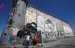 ترامب يعانق جدار الفصل العنصري الإسرائيلي في لوحة قرب بيت لحم