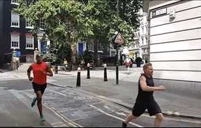 بالفيديو: 3 عدائين يسابقون مترو الأنفاق في لندن