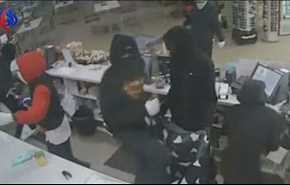 بالفيديو: 7 لصوص يحيرون الشرطة بعد سرقة 3 متاجر