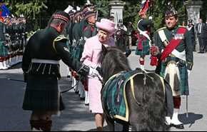 شاهد بالفيديو/ ملكة بريطانيا في موقف طريف مع حصان عسكري