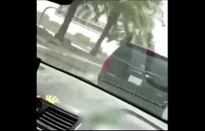 بالفيديو.. متهور يحاول الاصطدام بسيارة عائلة يثير غضب السعوديين