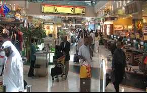 أوروبي ينهال بالضرب على شرطي إماراتي في مطار دبي..والسبب!