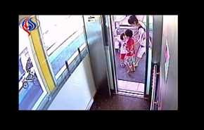 شاهد.. أم تقفز على مسار قطار لإنقاذ طفلها من الدهس