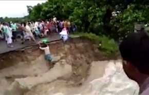 مشهد مروع ...  لحظة غرق أم وطفلها بانهيار جسر في الهند