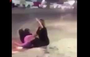 بالفيديو .. فتاة كويتية تفقد الوعي بعد تعرضها للضرب بالشارع!