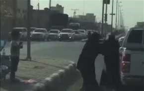 بالفيديو : مضاربة عنيفة بين فتاتين في احدى شوارع السعودية