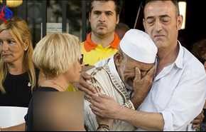 شاهد إمام يبكي طفلا قتل بهجوم برشلونة وأبواه يواسيانه