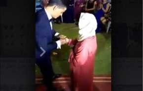 بالفيديو.. هكذا يفاجئ عريس تونسي والدته يوم زفافه وهي تجهش بالبكاء!