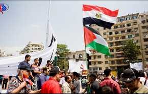بالفيديو: موجة غضب في الشارع المصري تجاه عودة سفير الاحتلال إلى القاهرة