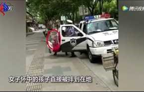 بالفيديو. ضابط يعتدي على سيدة تحمل طفلتها ... فكانت النتيجة!