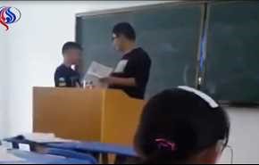 بالفيديو.. رد فعل قوي ضد معلم عاقب التلاميذ بطريقة وحشية
