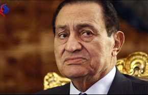 مبارك بأول ظهور له منذ خروجه من السجن يتنزه في عربة 
