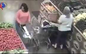 بالفيديو.. لحظة سرقة امرأة لمحفظة متسوقة بأحد المتاجر