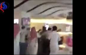 بالفيديو.. معركة عنيفة داخل محل اتصالات بالسعودية