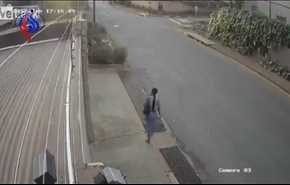 بالفيديو... شجاعة فتاة تمنع سرقة حقيبتها
