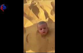 دفن رضيع في الرمال وهو حي!! +فيديو