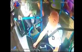 بالفيديو...شاب ينتقم لأمه بعنف من سائق حافلة