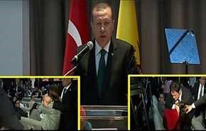 شاهد بالفيديو.. محتجون يقاطعون خطاب أردوغان وعناصر الأمن يعتدون عليهم