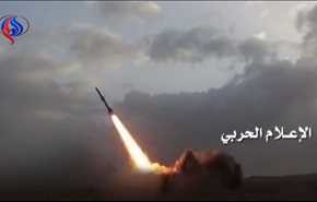 الاعلام السعودي يعترف بسقوط صاروخ باليستي يمني فوق قاعدة الملك خالد