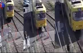 فيديو صادم ... قطار يدهس امرأة ويقطع ساقها لانشغالها بهاتفها!