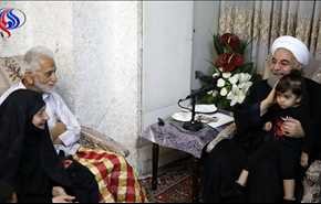 الرئيس الايراني يقوم بزيارة ودية مفاجئة لأسرة شهداء