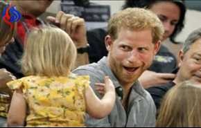 شاهد.. ماذا تسرق هذه الطفلة من الأمير هاري!