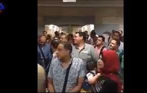 شاهد.. الشرطة المصرية تحبس المسافرين القادمين للبلاد!