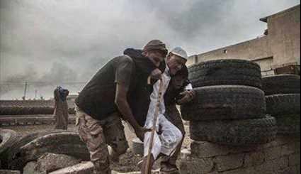 بالصور ..القوات العراقية تهرع لمساعدة النازحين في الرطبة