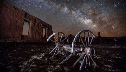 تایم لپسی زیبا از درخشش ستاره ها در آسمان شب کویر