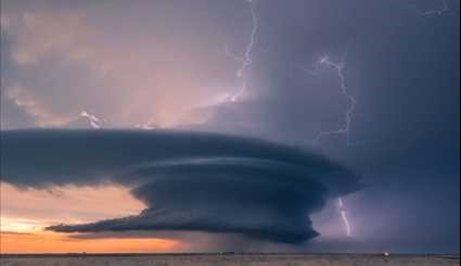 پیمودن 80هزار کیلومتر برای عکاسی از طوفان های عظیم