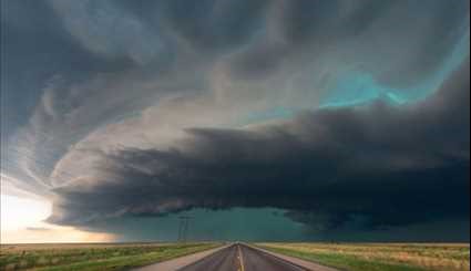 پیمودن 80هزار کیلومتر برای عکاسی از طوفان های عظیم