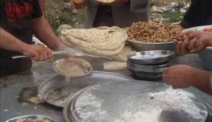 بالصور ..تقديم الذبائح والطعام لزوار الإمام الحسين (ع)