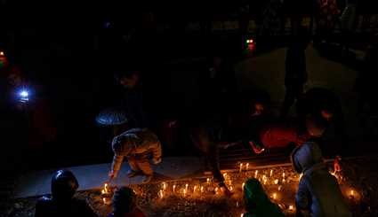 بالصور/اضاءة الشموع في تبريز تخليدا لذكرى ضحايا حادث تصادم القطارين
