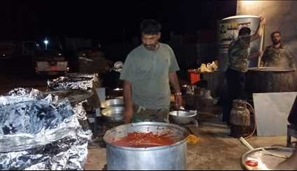 الموصل : طبخ الطعام من قبل حملة سفير الحسين (ع ) للدعم اللوجستي ...